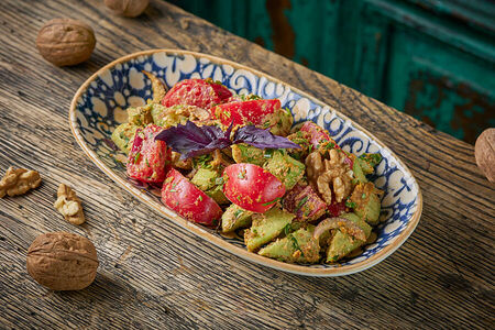 Овощной салат по-грузински с грецким орехом