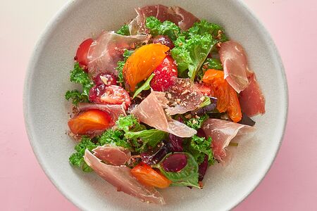 Салат с ростбифом и хурмой