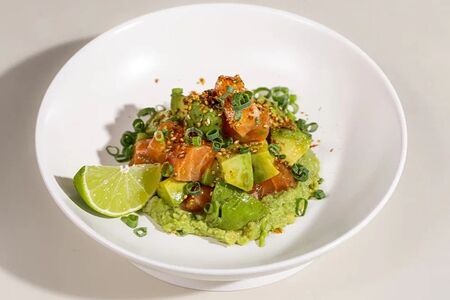 Лосось, авокадо и соус понзу