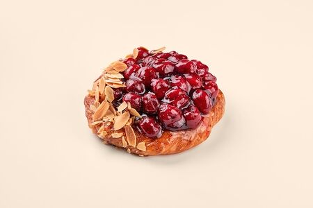 Вензель с вишней и миндалем