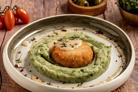 Крабовая котлета со шпинатным пюре