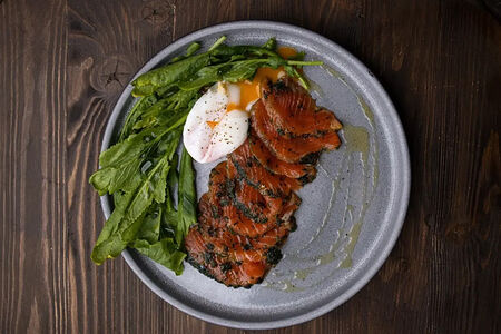 Малосольная форель с цицматом и яйцом пашот