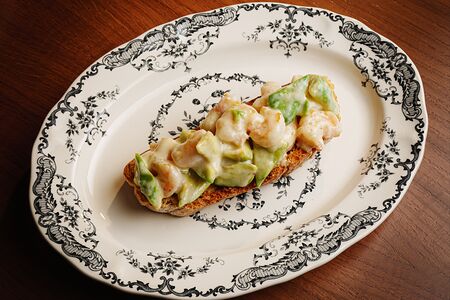 Брускетта с креветками