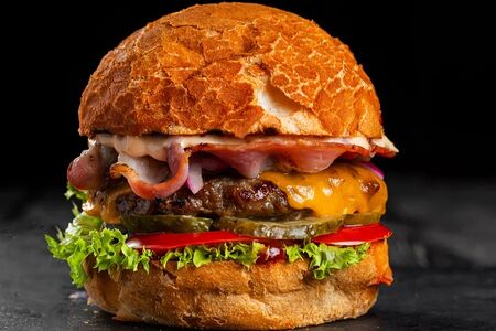 Бургер с телятиной и беконом