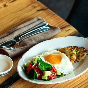 Драники с заправленным салатом и глазуньей 