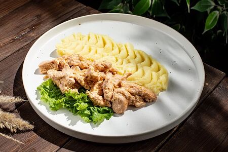 Бефстроганов из курицы с картофельным пюре