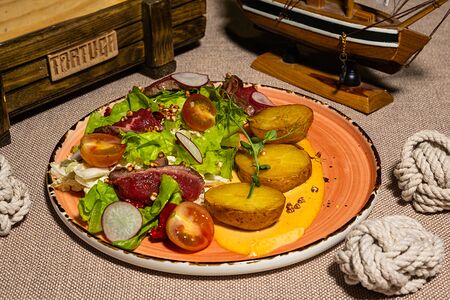 Салат с ростбифом и вялеными томатами