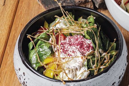 Салат с молодым сыром