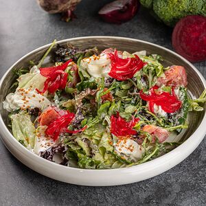 Салат со страчателлой, томатами и ореховым соусом