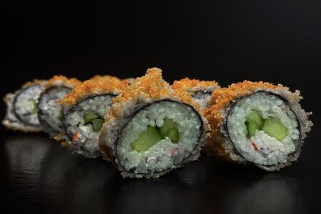 Жареный ролл с крабом и огурцом