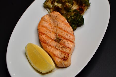 Стейк из лосося с брокколи