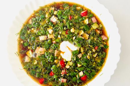 Окрошка с квасом и сметаной