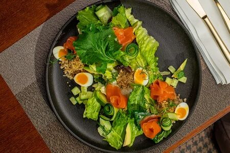 Салат с лососем, авокадо и киноа