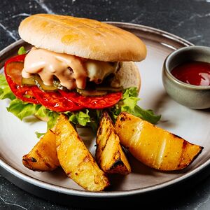 Бургер с картофельными дольками