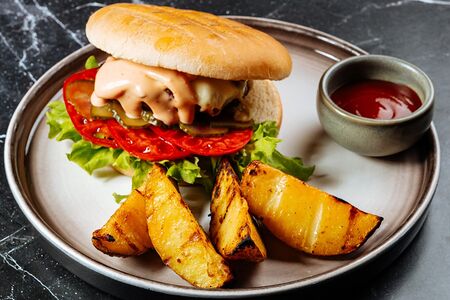 Бургер с картофельными дольками