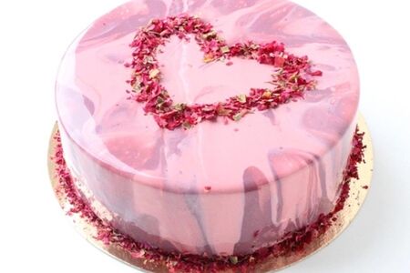 Муссовый торт Сердце из лепестков роз Малина-личи