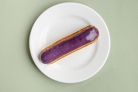 Эклер без глютена с черничным кремом 