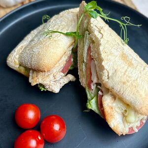 Панини с куриной грудкой и соусом Цезарь