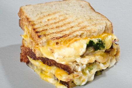 Грилд-чиз с индейкой и песто из пекарни Футура