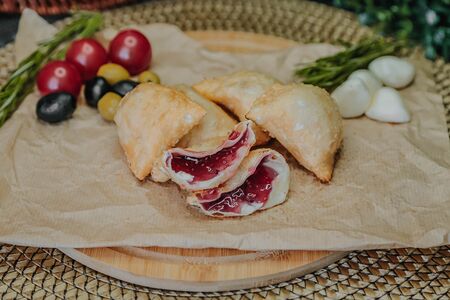 Мини-чебуречки с клубничным джемом 