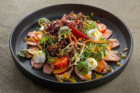 Салат с уткой, сливой и печеной свеклой под Анисово-маковым соусом