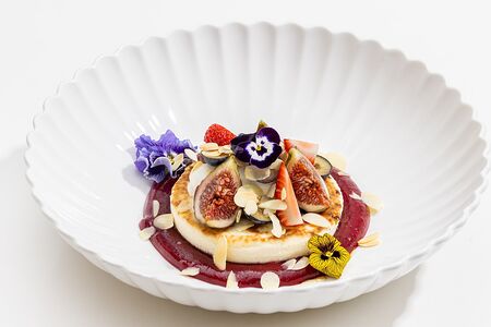 Мега сырник с сезонными фруктами