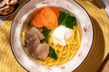 Бульон с говядиной и яйцом пашот