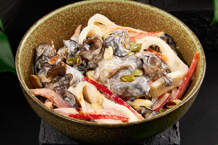 Салат с древесными грибами, кальмаром и перцем