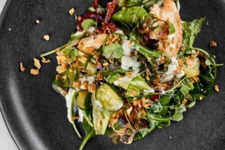 Салат с цыпленком и соусом горгонзола