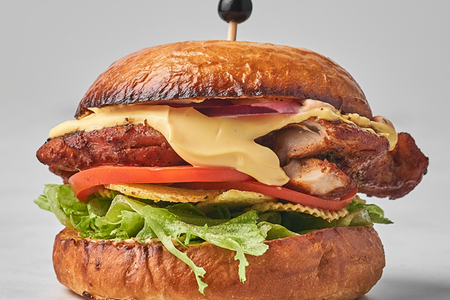 Бургер с пикантным цыпленком сырным соусом