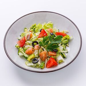 Салат с лососем и авокадо