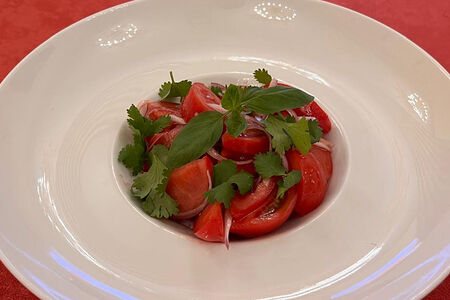 Салат из сладких помидоров с луком