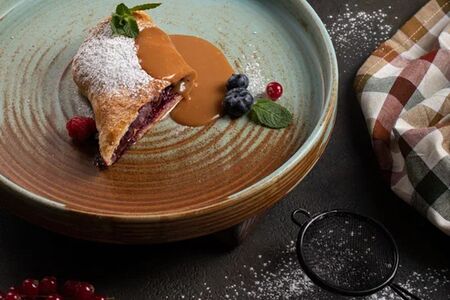 Штрудель с вишней