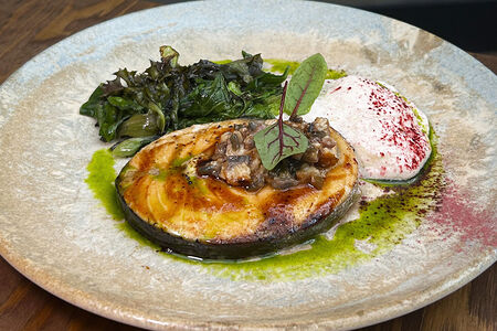 Стейк из семги с жареным салатом и сырным мусом