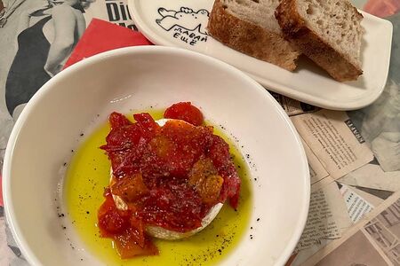 Запеченный камамбер, варенье из томатов