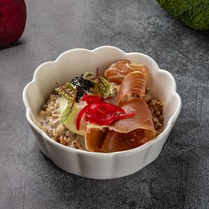 Гречневая каша с хамоном, яйцом пашот и соусом из сыворотки