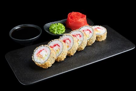 Ролл в темпуре с лососем, креветкой и авокадо