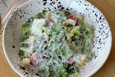 Салат Цезарь с курицей