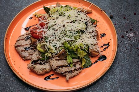 Салат теплый из телятины с грибами и сыром