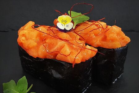 Гункан с лососем