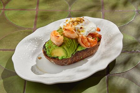 Авокадо-тост с креветкой
