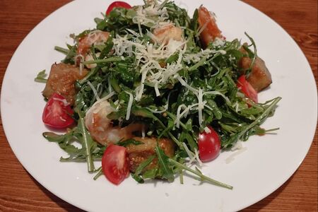 Микс-салат из обжаренных баклажанов с креветками