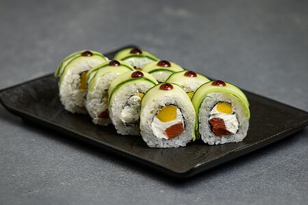 Ролл в огурце с лососем
