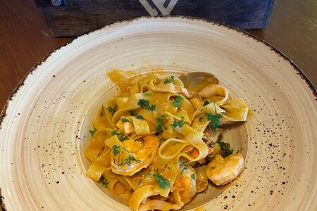 Паста с морепродуктами в соусе биск