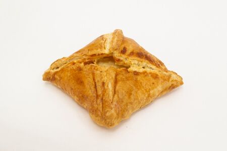 Пирог слоёный сырный 