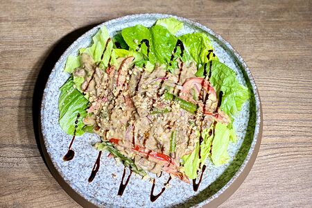 Азиатский салат с телячьим языком