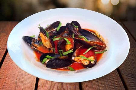 Мидии в створках под томатным соусом