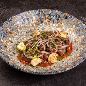 Теплый салат с сочной говядиной и сыром панир