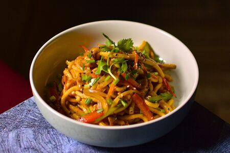 Жареная лапша по-китайски с курицей и овощами