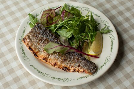 Филе сибаса на гриле с зеленым салатом
